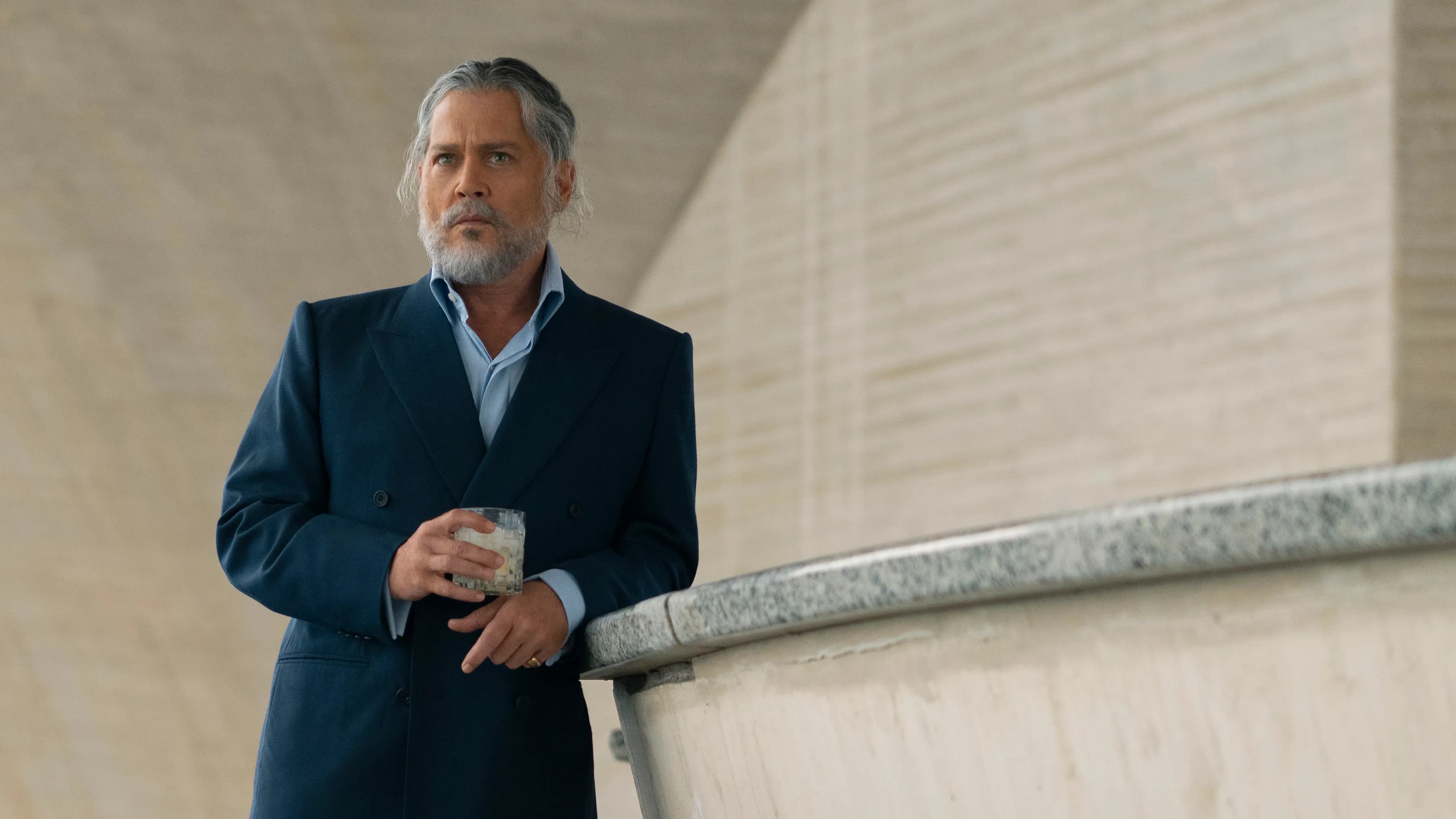 Day Drinker首曝剧照：约翰尼·德普颠覆形象演绎神秘酒客