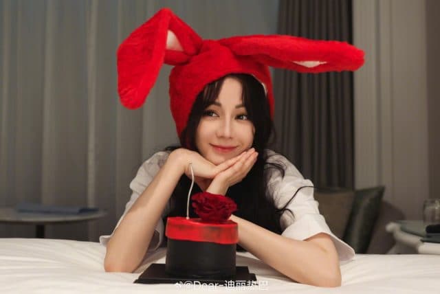 迪丽热巴被传加盟《少林女足》 粉丝500架无人机庆生引热议