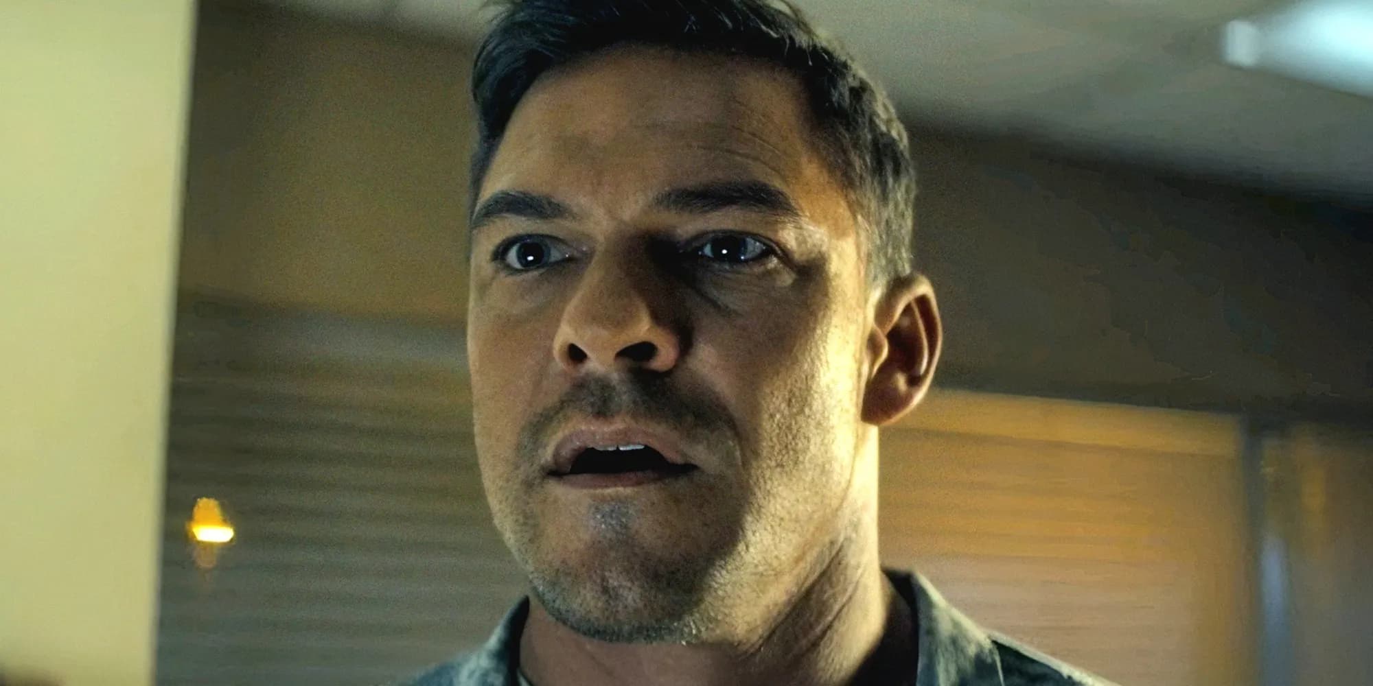 艾伦·里奇森新片《汽车城》首曝剧照 硬汉形象再升级