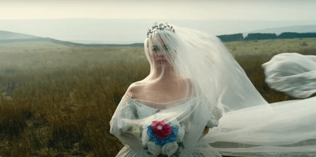 埃默拉尔德·芬内尔回应呼啸山庄电影版争议