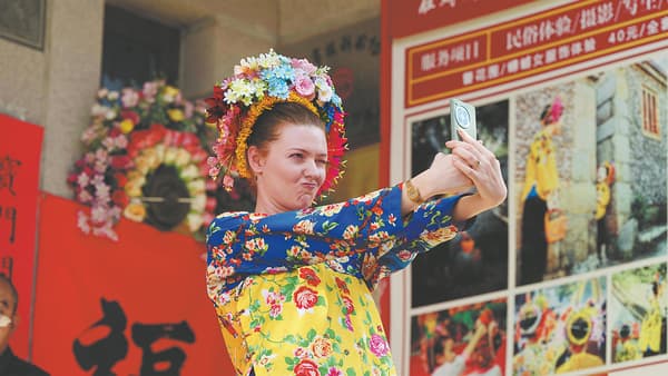 探秘中华文化之旅:两位外国友人眼中的中国